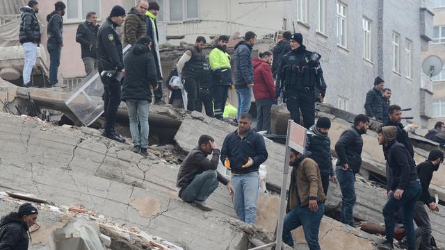 Gempa Magnitudo 7,8 Turki, Warga dan Tim Penyelamat Terus Cari Korban dari Reruntuhan Bangunan