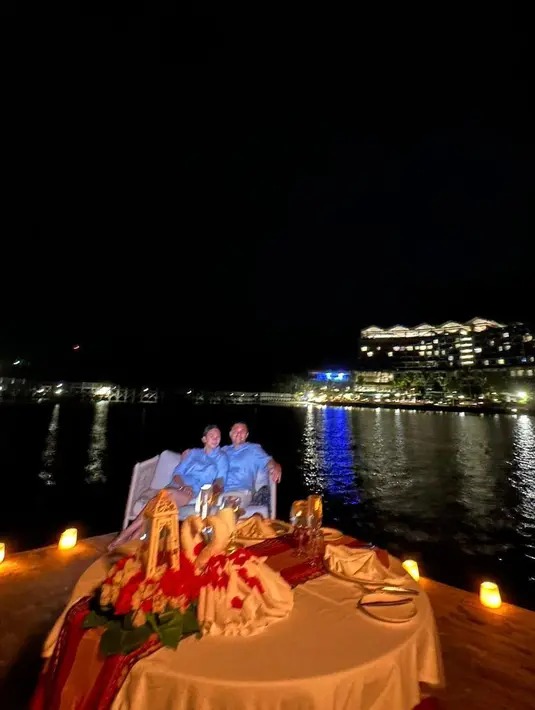 Momen Anjasmara dan Dian Nitami saat dinner di tengah laut. Meski telah 24 tahun menikah, pasangan ini jauh dari gosip miring.  Bahkan, keduanya juga terlihat sangat mesra dan kompak. [Instagram/bu_deedee]