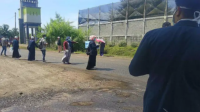 Sebanyak 1500 masker dibagikan kepada pengendara dan warga di jalan Meulaboh - Tapak Tuan, Minggu (29/9/2019), namun tujuannya bukan meminimalisir dampak kabut asap, tetapi debu batu bara (Liputan6.com/Rino Abonita)