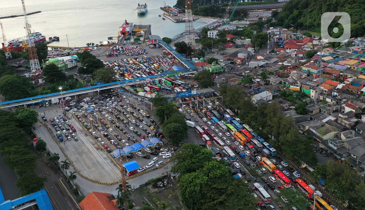 Untuk mengatasi kepadatan kendaraan yang menuju Pelabuhan Merak, pihak kepolisian memberlakukan delaying system atau penundaan perjalanan. (Liputan6.com/Angga Yuniar)