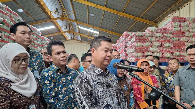 Penjabat (Pj) Gubernur Jakarta Teguh Setyabudi mengecek ketersediaan pasokan pangan di Pasar Induk Kramat Jati dan Rice Plant Cipinang (RPC) PT Food Station Tjipinang Jaya, Jakarta Timur, Kamis (19/12/2024) (Liputan6.com/Winda Nelfira)