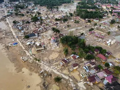 Foto udara yang diambil menggunakan drone ini menunjukkan wilayah yang terdampak banjir bandang di Aceh Tamiang, Pulau Sumatra, Kamis 4 Desember 2025. Kabupaten Aceh Tamiang adalah salah satu wilayah yang mengalami dampak paling parah setelah dihantam banjir bandang dan longsor pada Rabu (26/11/2025) lalu. (AP Photo/Binsar Bakkara)