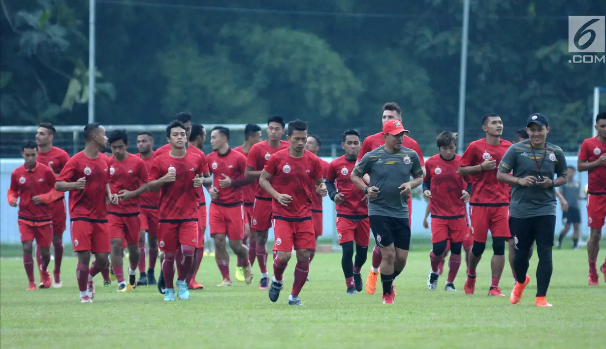 Pemain Persija berlari kecil jelang latihan di Lapangan Sutasoma, Halim Perdanakusuma, Jakarta, Selasa (20/3). Latihan ini persiapan menghadapi Bhayangkara FC di laga pembuka Liga 1 Indonesia 2018. (Liputan6.com/Helmi Fithriansyah)