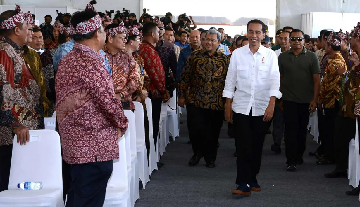Presiden Joko Widodo saat menghadiri peresmian tol Soreang-Pasir Koja (Soroja) di Kab Bandung, Senin (4/12). Pembangunan tol ini dimulai, September 2015 ditandai dengan pencanangan tiang pertama atau groundbreaking. (Liputan6.com/Biro Pers Kepresidenan)