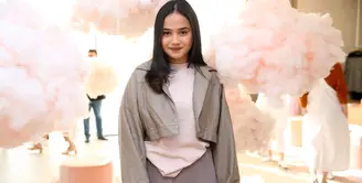 Baru-baru ini, Syifa Hadju menghadiri pembukaan Duma Home di jalan Jenggala 2 No. 3, Jakarta Selatan. Ia terpesona dengan beragam fesyen dari brand lokal yang kualitasnya tak kalah bagus dari brand impor. (Nurwahyunan/Bintang.com)