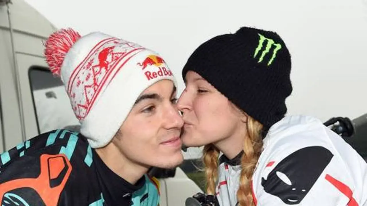 Kiara Fontanesi dan Maverick Vinales (kiri).