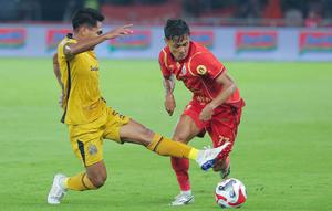 Untuk diketahui, pertandingan ini merupakan laga tunda pekan ke-8 BRI Super League 2025/2026. Tampak dalam foto, bek kiri Persija Jakarta, Dony Tri Pamungkas (tengah) mencoba melewati adangan Bhayangkara FC pada lanjutan BRI Super League 2025/2026 di Stadion Utama Gelora Bung Karno (SUGBK), Jakarta, Senin (29/12/2025). (Bola.com/M Iqbal Ichsan)