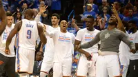 Para pemain cadangan Oklahoma City Thunder berselebrasi setelah mengalahkan San Antonio Spurs 113-99 di Chesapeake Energy Arena, Kamis (13/5/2016) malam waktu setempat. (Reuters/Mark D. Smith-USA TODAY)