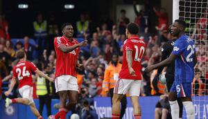 Striker Nottingham Forest, Taiwo Awoniyi, berhasil mencetak gol kedua ke gawang Chelsea pada lanjutan Liga Inggris 2025/2026 di Stamford Bridge, London, Senin (4/5/2026) malam WIB. (Dok. Premier League)