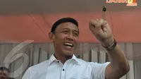 Wiranto memperlihatkan jarinya yang sudah terkena tinta pemilu(Liputan6.com/Panji Diksana)