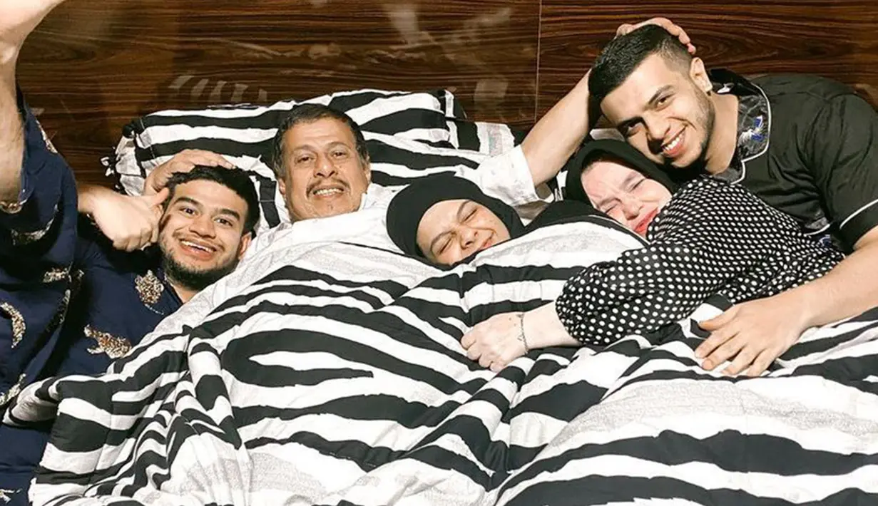 Potret kebersamaan Fadil (dari kiri), Pak Muh, Dilla, Mamah Fadil, Kak Yislam saat berpelukan di atas Kasur. Fadil dan keluarganya sering dijuluki sebagai keluarga cemara. (Instagram/@fadiljaidi)