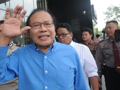 Mantan Menko Ekuin sekaligus Ketua KKSK periode 2000-2001, Rizal Ramli menyapa awak media saat tiba memenuhi panggilan penyidik di Gedung KPK, Jakarta, Jumat(11/07/2019).  Rizal Ramli diperiksa sebagai saksi untuk tersangka Sjamsul Nursalim.  (merdeka.com/Dwi Narwoko)