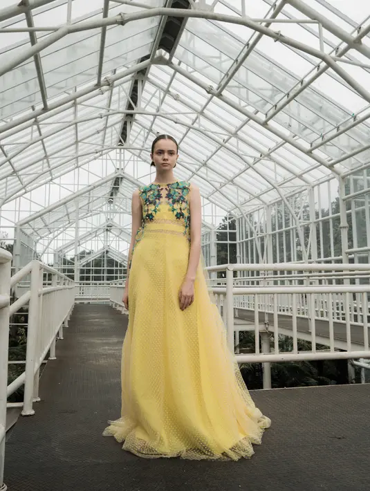 <p>SAPTO DJOJOKARTIKO kembali bermain ke sulaman khasnya dengan variasi detail. Termasuk sulaman tangan yang rumit, pola berulang, manik-manik, pleats, patchwork, fringes, sampai rajutan. / Foto: dok SAPTO DJOJOKARTIKO.</p>