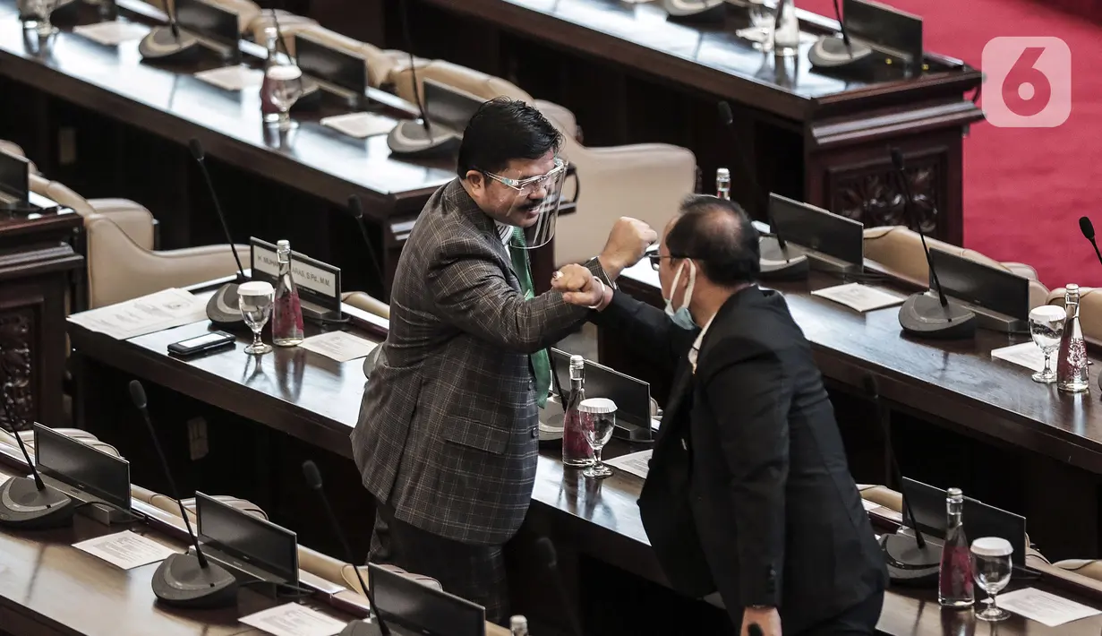 Anggota Dewan saat mengikuti Rapat Paripurna ke-18 Masa Persidangan IV 2019-2020 di Kompleks Parlemen, Jakarta, Selasa (14/7/2020). DPR mengesahkan RUU tentang Perppu Pilkada menjadi UU. (Liputan6.com/Johan Tallo)