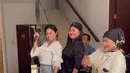 Dewi Perssik dan Rosa Meldianti terlihat sudah kompak kembali saat kumpul keluarga. Mereka tampak bernyanyi dan berjoget bersama. Bertahun-tahun bermusuhan, dua pedangdut itu sudah saling memaafkan satu sama lain dan akur. (Liputan6.com/IG/@rosameldianti29)