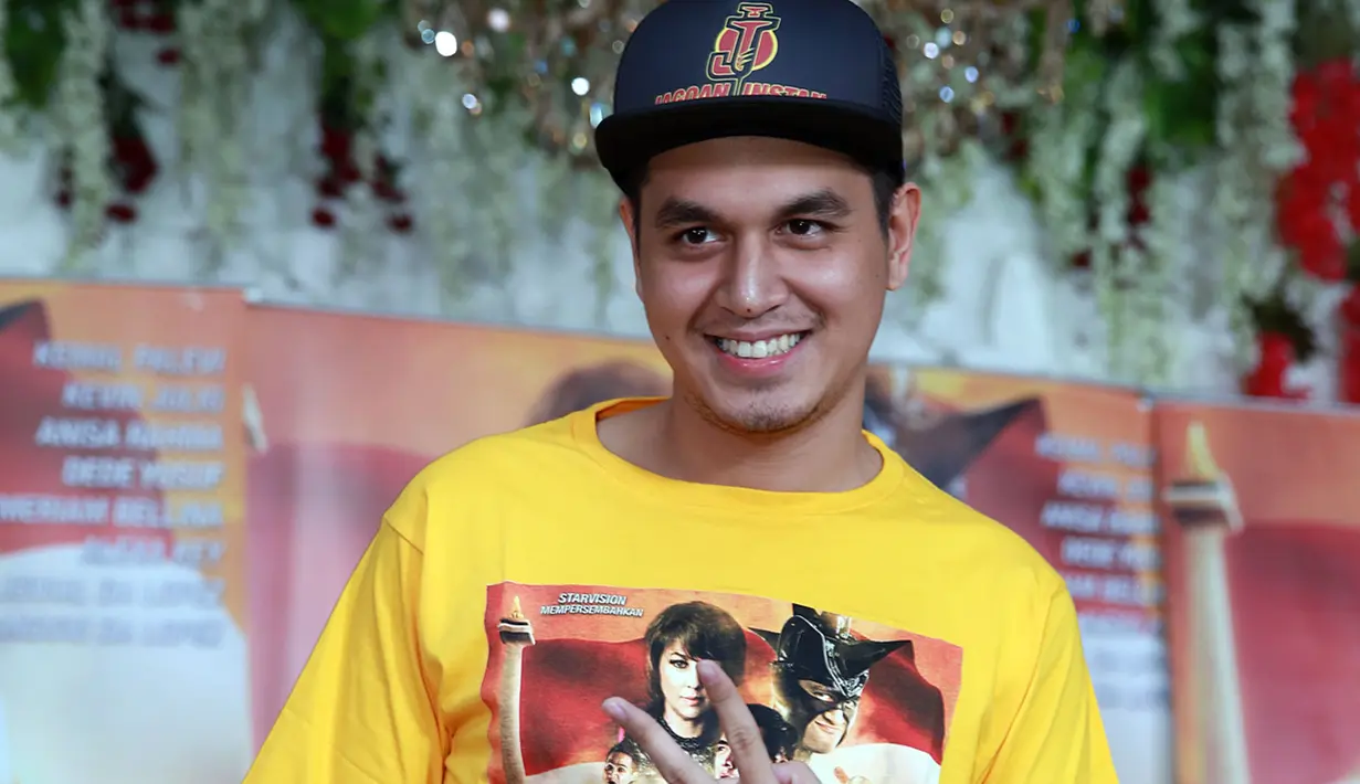 Kevin yang belum sempat mendapatkan ide memerankan orang jahat, diuntungkan dengan adanya properti. Ketika melihat beberapa property, ia langsung mendapatkan ide menjadi orang jahat. (Deki Prayoga/Bintang.com)