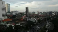 Kepadatan bangunan di Kota Surabaya terlihat dari ketinggian, Jumat (17/4/2015). Menurut, Kadispenduk Capil Kota Surabaya, Suharto Wardoyo (suarasurabaya.net) rata-rata pertambahan penduduk Surabaya diangka 100 ribuan. (Liputan6.com/Helmi Fithriansyah)