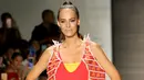 Model berpose di atas runaway memakai koleksi yang diberi nama McDCouture Collection dalam Miami Swim Week, 20 Juni 2017. Koleksi baju renang tersebut dikreasikan dengan ribuan kemasan makanan cepat saji McDonald's. (ALEXANDER TAMARGO/GETTY IMAGES/AFP)