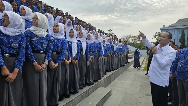 Menteri Transmigrasi, Muhammad Iftitah Sulaiman Suryanagara saat berkomunikasi dengan siswa SMA Pradipta Dirgantara, Boyolali, Jawa Tengah.