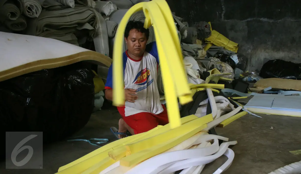 Pekerja menyiapkan busa yang akan dirakit menjadi kasur di salah satu workshop di Tangerang Selatan, Rabu (9/5). Kasur busa kini mulai banyak permintaan karena tren kasur kapuk mulai ditinggalkan. (Liputan6.com/Angga Yuniar)