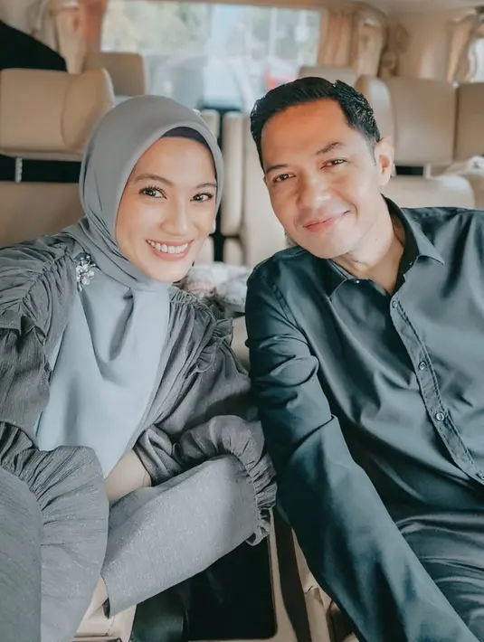 Alyssa Soebandono tampil dengan dress warna abu-abu serasi dengan kerudungnya. Sementara itu, Dude Harlino mengenakan kemeja hitam. [@ichasoenandono]