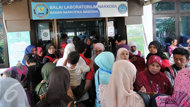 20151228-Tes Narkoba Warga Serbu Laboratorium BNN-Jakarta-Yoppy Renato