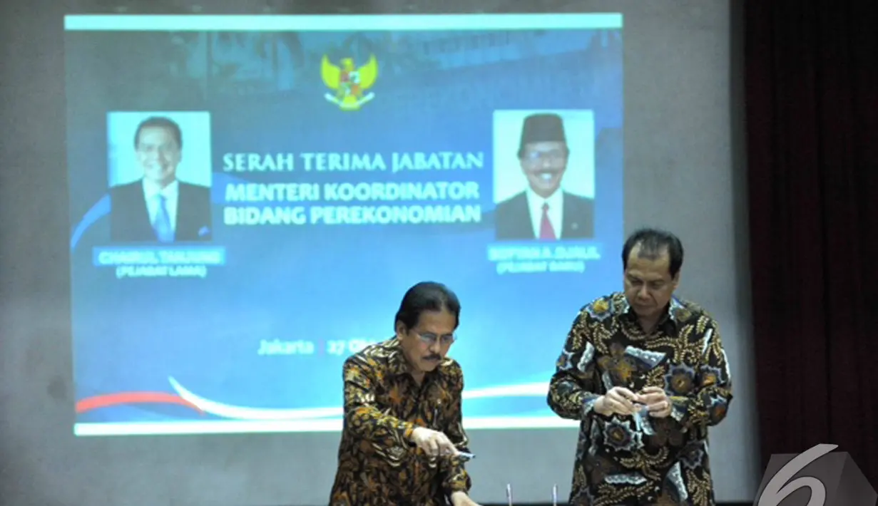 Menteri Koordinator Perekonomian, Sofyan Djalil (kiri) usai menandatangani nota berita acara bersama mantan Menko Perekonomian Chairul Tanjung saat serah terima jabatan, Jakarta, Senin (27/10/2014). (Liputan6.com/Andrian M Tunay) 