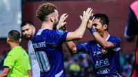 M. Khanafi selebrasi dengan Ze Valente yang memberi umpan terjadi gol menit ke-87 lawan Arema FC di BRI Liga 1 2024/2025. (Bola.com/Gatot Sumitro)