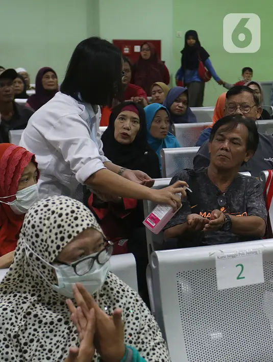 Petugas Komite Pencegahan dan Pengendalian Infeksi (PPI) saat penyuluhan mengenai virus corona (2019-nCov) di RSUD Pasar Minggu, Jakarta, Rabu (29/1/2020). Kegiatan itu untuk memberikan edukasi mengenai penyebab, gejala dan langkah pencegahan virus Corona bagi pasien. (Liputan6.com/Herman Zakharia)
