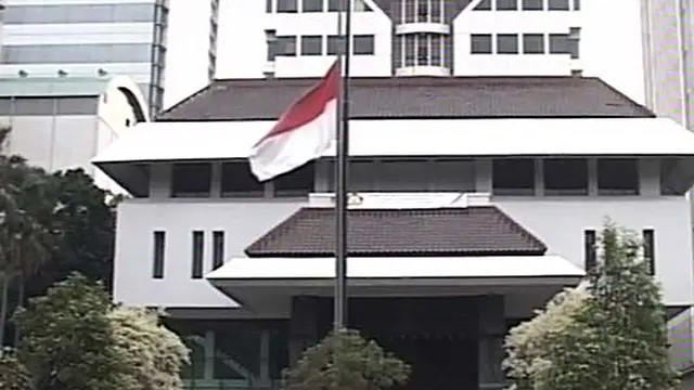 Bendera Setengah Tiang untuk Taufiq Kiemas Berkibar