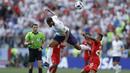 Gelandang Inggris, Ruben Loftus-Cheek, berebut bola dengan gelandang Panama, Anibal Godoy, pada laga grup G Piala Dunia di Stadion Nizhny Novgorod, Nizhny Novgorod, Minggu (24/6/2018). Inggris menang 6-1 atas Panama. (AP/Victor Caivano)