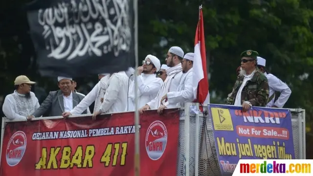 Massa aksi 411 menggelar unjuk rasa di sekitar Istana Kepresidenan Jakarta. (Merdeka.com/Imam Buhori)