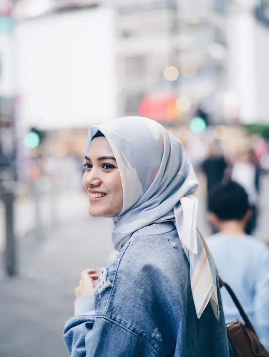 Herfiz Novianti memutuskan berhijab pada bulan Ramadhan 2017 lalu. Istri dari Ricky Harun ini memenuhi nazarnya untuk berhijab setelah menikah. (Foto: instagram.com/herfiza)