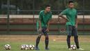 Pemain Timnas Indonesia U-22, Bagas Adi Nugroho dan Ricky Fajrin (kiri), berlatih di Lapangan SPH Karawaci, Banten, Sabtu (10/6/2017). Latihan ini merupakan persiapan jelang laga persahabatan melawan Puerto Rico. (Bola.com/Vitalis Yogi Trisna)