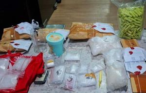 Barang bukti narkoba dengan total berat 1,5 kilogram dengan taksiran Rp1,8 miliar ditampilkan di Kantor Polrestabes Makassar, Sulawesi Selatan, Senin 20 April 2026. (Antara)