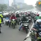 Ulah para pemotor nekat yang melintas di Jalan Layang Non Tol Casablanca (JLNT) beberapa hari terakhir menjadi sorotan.