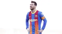 Striker Barcelona, Lionel Messi, tampak kecewa usai gagal menaklukkan Atletico Madrid pada laga Liga Spanyol di Stadion Camp Nou, Sabtu (8/5/2021). Kedua tim bermain imbang 0-0. (AP Photo/Joan Monfort)
