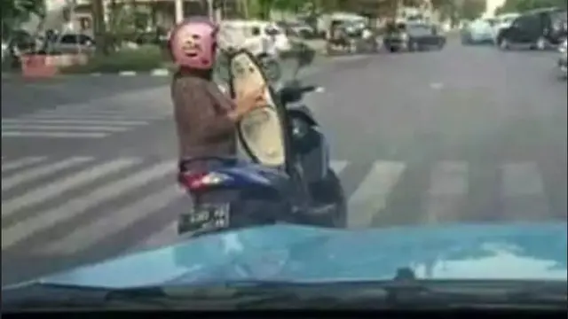 6 Potret Emak-Emak di Lampu Merah Bikin Tepuk Jidat, Penguasa Jalanan Beraksi