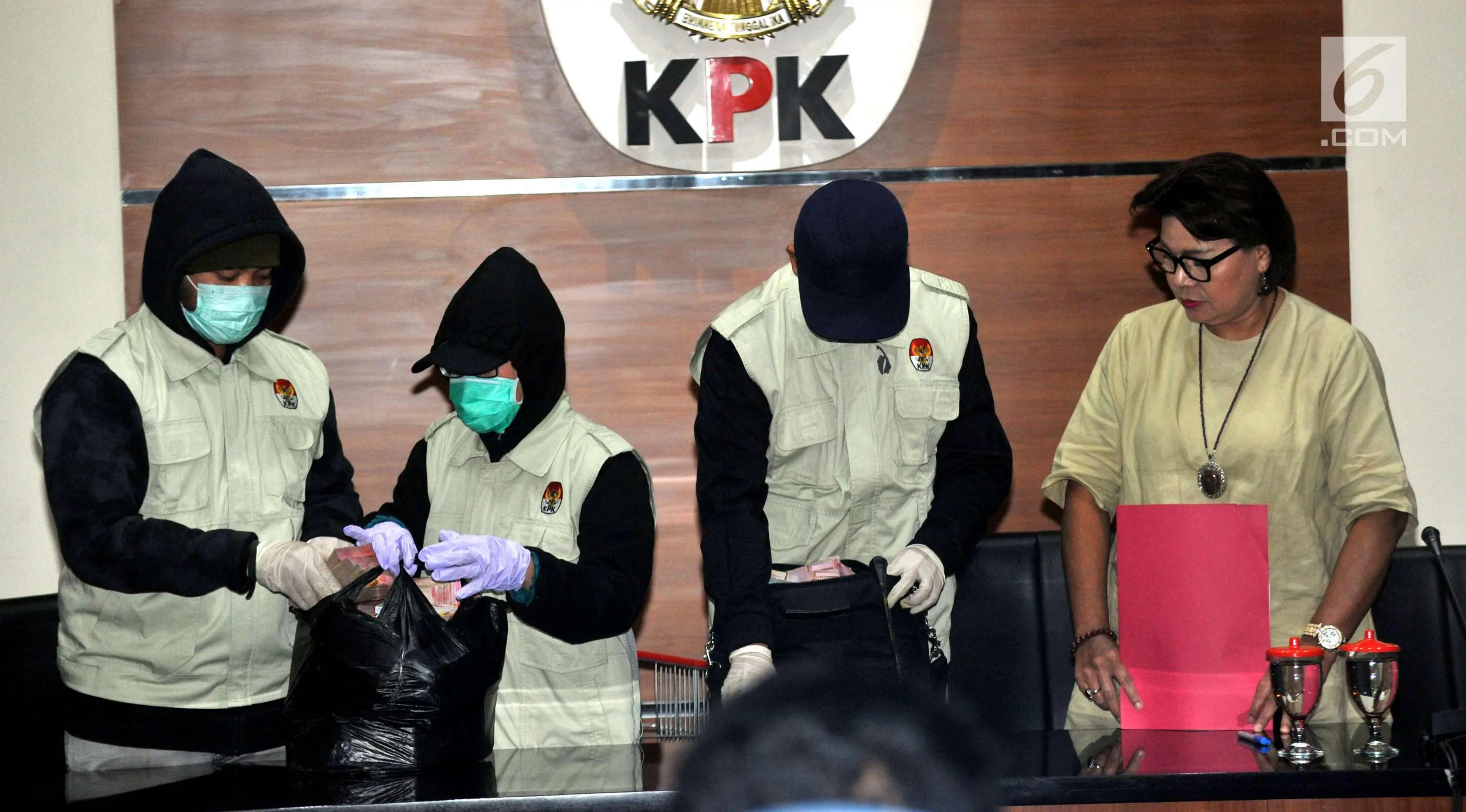 Wakil Ketua KPK Basaria Panjaitan (kanan) usai menunjukan barang bukti uang hasil OTT Walikota Cilegon, TB Iman Aryadi sebanyak Rp 1,15 Miliar, saat memberikan keterangan pers, di Gedung KPK, Jakarta, Sabtu (23/9). (Liputan6.com/Helmi Afandi)