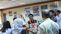 Ketua Kwarnas Gerakan Pramuka Adhyaksa Dault usai memberi penghargaan untuk Liputan6.com atas dukungan terhadap pendidikan karakter kaum muda di Gedung Kwarnas Gerakan Pramuka, Jakarta, Senin (24/9). (Liputan6.com/Immanuel Antonius)