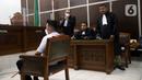 Terdakwa obstruction of justice atau upaya menghalangi penyidikan perkara tewasnya Brigadir Nofriansyah Yosua Hutabarat atau Brigadir J, Kompol Chuck Putranto menjalani sidang tuntutan di Pengadilan Negeri Jakarta Selatan, Jumat (27/1/2023). Dalam sidang, jaksa menjelaskan hal-hal yang memberatkan dan meringankan bagi Chuck. (Liputan6.com/Johan Tallo)