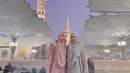Anissa Aziza, istri dari komedian Raditya Dika sedang menjalani ibadah Umroh. Potret dirinya di Masjid Nabawi ini sontak menarik perhatian, Anissa mengenakan gamis polos berwarna merah muda yang sangat cantik. [Foto: Instagram/anissaaziza]