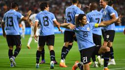 Edinson Cavani. Striker berusia 35 tahun yang baru bergabung dengan Valencia pada awal musim 2022/2023 usai meninggalkan Manchester United ini juga tercatat telah mengoleksi 133 caps bersama Timnas Uruguay dengan torehan 58 gol dan 17 assist sejak melakukan debut pada 26 Februari 2008. Di ajang Piala Dunia ia juga telah tampil dalam 3 edisi mulai 2010 hingga 2018 dan total bermain dalam 14 laga dengan torehan 5 gol dan 2 assist. (AFP/Patrick T. Fallon)