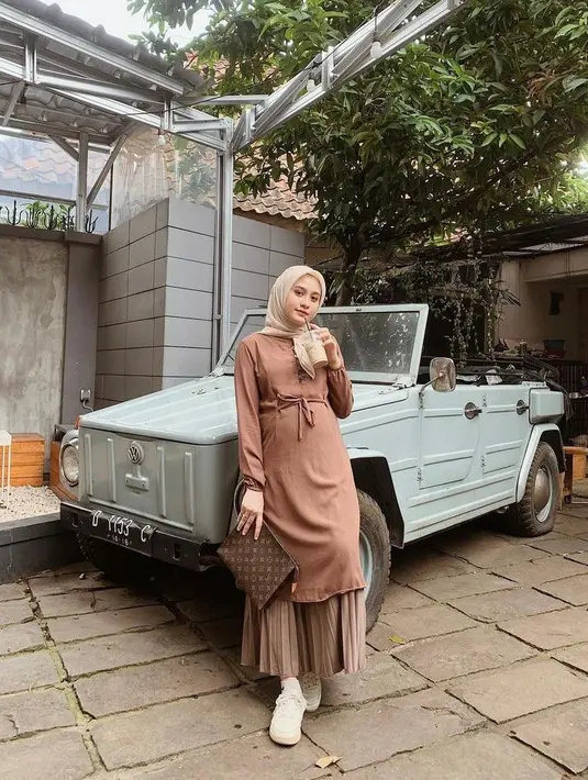 Kalau tak ingin kesan terlalu simple, pilih saja tunik yang dilengkapi belt cantik sehingga tak perlu repot menambahkan aksesori ikat pinggang (Instagram/helminursifah).