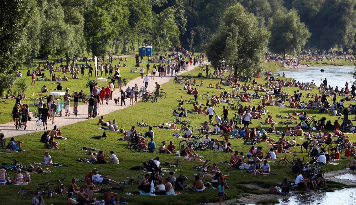 Ribuan orang menikmati cuaca musim panas di tepi sungai 'Isar' di Munich, Jerman (19/7/2020). Di tengah pandemi COVID-19, ribuan orang menikmati cuaca musim panas di dekat sungai tersebut untuk berjemur serta mendinginkan tubuh. (AP Photo/Matthias Schrader)