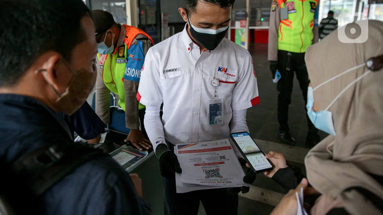 Uji Coba Aplikasi PeduliLindungi di Stasiun KRL