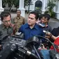 Erick Thohir memberikan keterangan pers usai bertemu Presiden Joko Widodo di Istana Merdeka, Jakarta, Selasa (5/1/2016). Erick memaparkan hasil gelaran Piala Presiden yang memunculkan Persib Bandung sebagai juara. (Liputan6.com/Faizal Fanani)