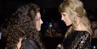 Jalinan persahabatan antara Lorded an Taylor Swift memang sudah berlangsung lama. Namun belakangan ini muncul pemberitaan, persahabatan mereka terpecah akibat pernyataan Lorde yang disalah artikan. (AFP/Bintang.com)