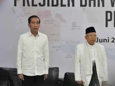 Pasangan Presiden dan Wapres terpilih, Joko Widodo atau Jokowi dan Ma'ruf Amin menyanyikan lagu Indonesia Raya pada Rapat Pleno Terbuka Penetapan Presiden dan Wakil Presiden Terpilih Pemilu 2019 di Gedung KPU, Jakarta, Minggu (30/6/2019). (merdeka.com/Iqbal S Nugroho)