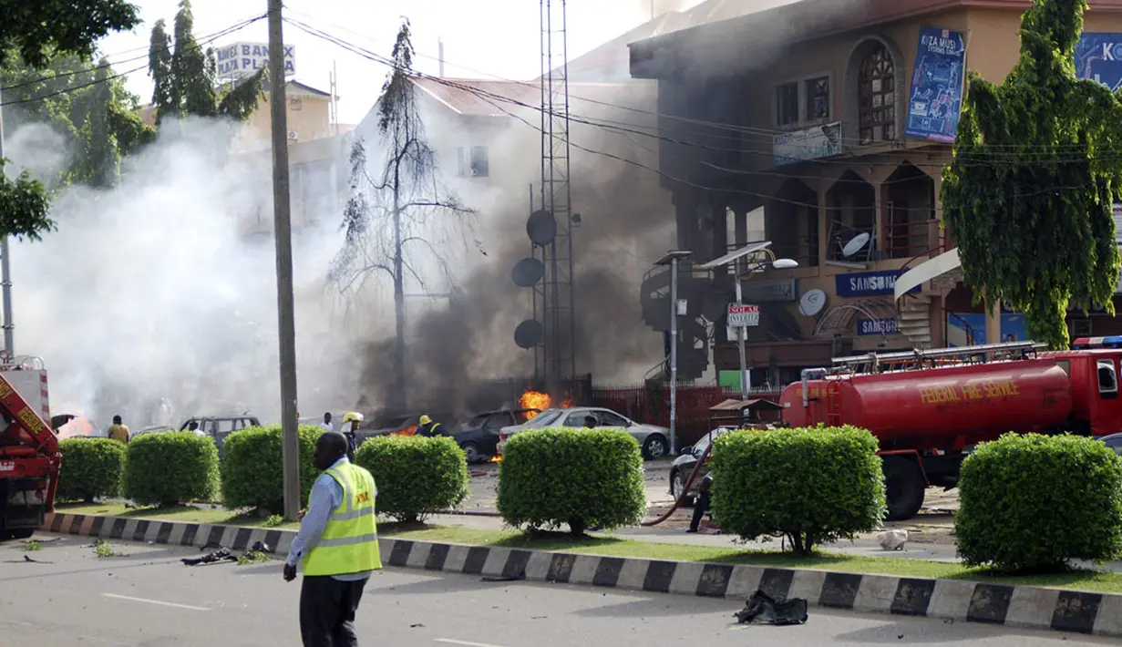 Sebuah bom meledak dan menghancurkan pusat perbelanjaan di Abuja, Nigeria, (25/6/2014). (REUTERS/Afolabi Sotunde)